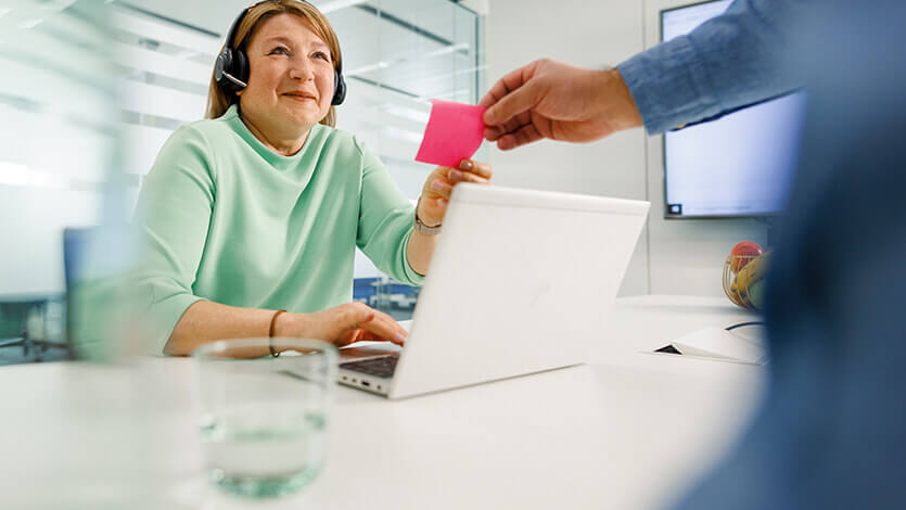 Coperion Mitarbeiterin mit Post-It im Online-Meeting