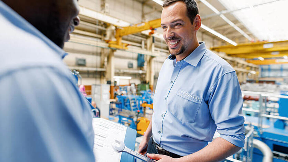 Coperion service technicians discussing project
