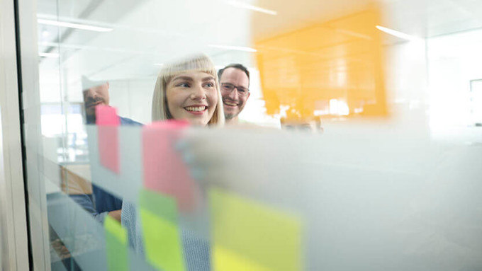 Coperion employees in an workshop with post-its