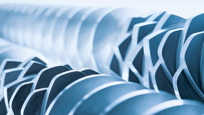 Coperion Doppelschneckenextruder Schneckenelemente aufgereiht auf Schneckenwelle