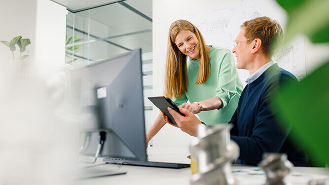 Coperion Teamarbeit Konstrukteure im Büro