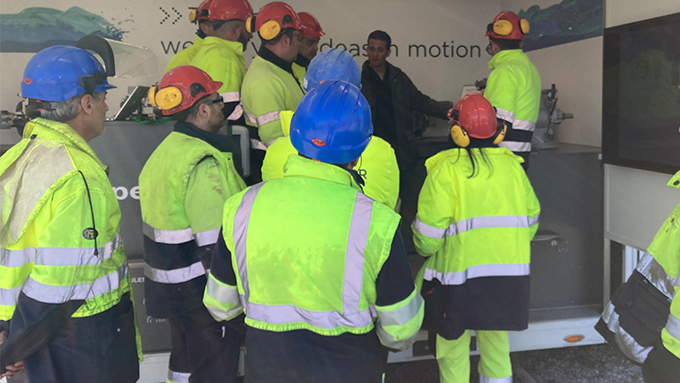 Anlagenbetreuer beim Coperion show van