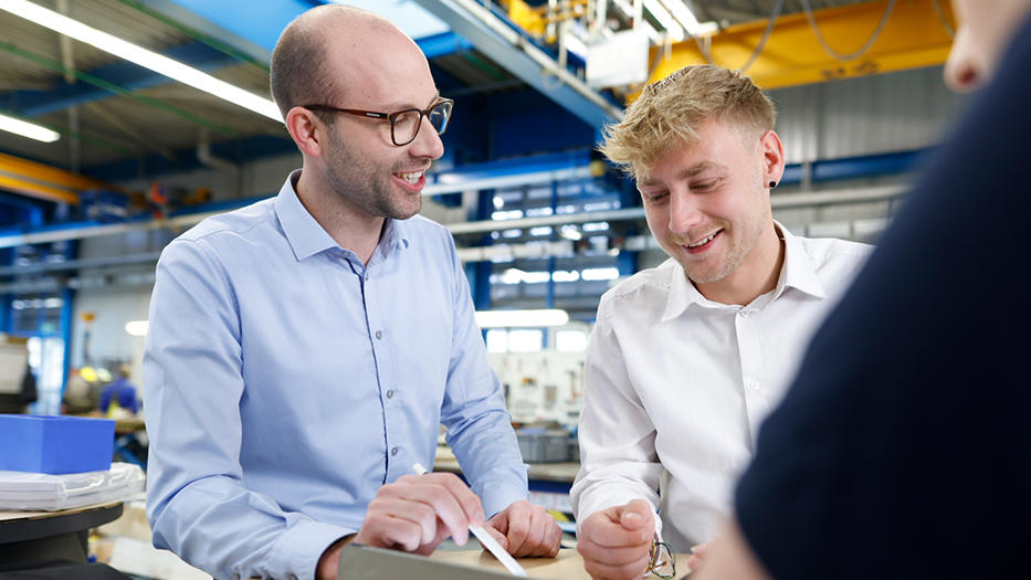 Junge Leute haben Meeting in Montage