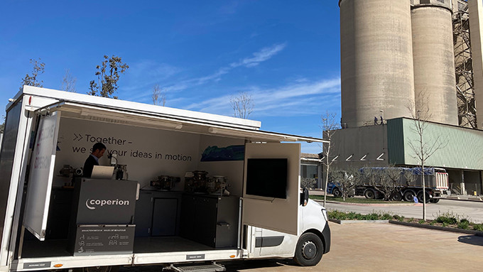 offener Coperion Show Van vor einer Fabrik