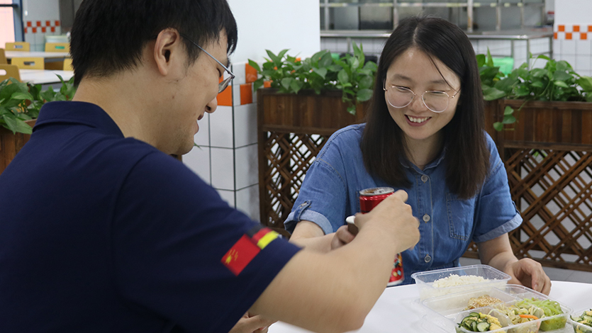 Coperion employees having lunch at cafeteria in Nanjing